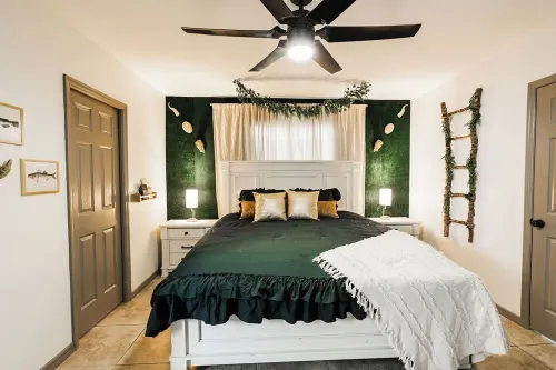 Sanford Story House- Pool, Mini Golf, Arcade and Fire Pit!