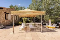 Villa with private pool, spa, pétanque, in a quiet area of Gordes 石頭城觀景台附近的飯店