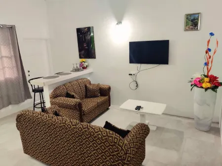 BQKG's Inn Apartment B. Only 15 minutes away from Marigot Bay and Castries!