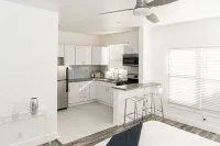 Mid City Retreat! Hotels in Miracle Mile