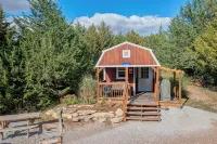 Tiny House Cabin with Loft. 2 Queen Beds with Child Sleeper