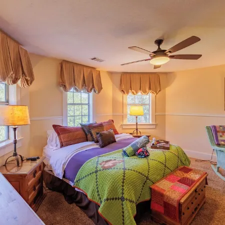 Julian Farmhouse/Fenced 2 acres with spa, right outside Julian. Pet Friendly!