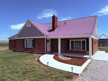 Dayton Diamond- Sleeps 10, Peaceful setting, Game room, Chef's kitchen!