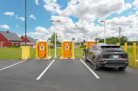 Amsterdam Inn & Suites Florenceville-Bristol, Ascend Collection Hotel - parking