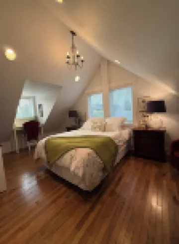 Birds Nest, Only blocks to downtown Snohomish