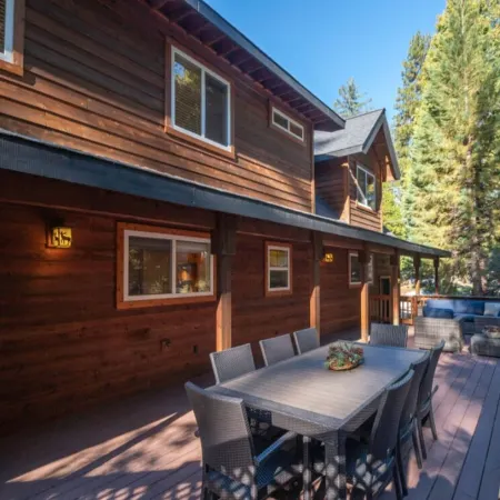 Upscale Mountain Chalet in Blue Lake Springs, Free Wifi/Cable, Gas Fireplace