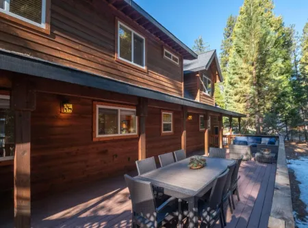Upscale Mountain Chalet in Blue Lake Springs, Free Wifi/Cable, Gas Fireplace