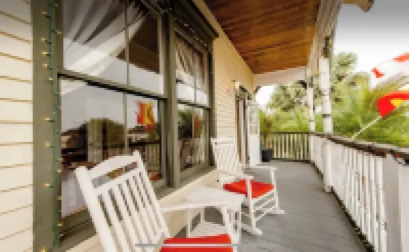 1880 Victorian In Heart Of Downtown