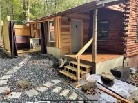 Log Cabin - private - w/ running creek - 1mile from downtown Hot Springs