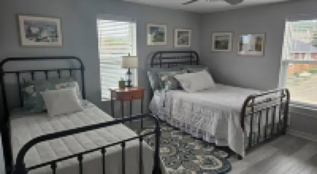 Peaceful, Cozy 2-bedroom apartment in Trinidad with WiFi,  great music.