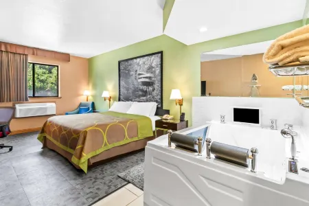 Super 8 by Wyndham Uniontown PA Отели рядом с достопримечательностью «Грэйт Кросс оф Крайст»