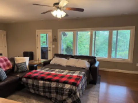 Luxurious 5-bedroom house off Nelson 151 in Nellysford Hotels in Rockfish