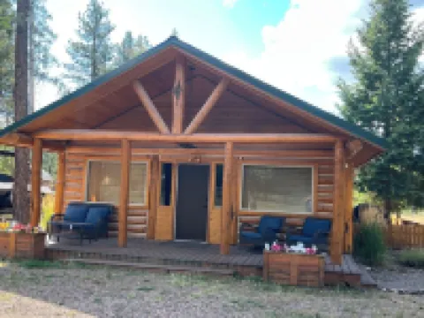 Charming 2-bedroom cabin with bonus loft, pet-friendly in Seeley Lake