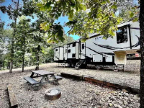 Cozy and serene RV in Broken Bow.  Pet friendly, WiFi, 2 bedroom, fireplace. فنادق في بروكن بو
