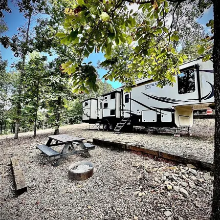Cozy and serene RV in Broken Bow.  Pet friendly, WiFi, 2 bedroom, fireplace. Отели в г. Брокен Боу