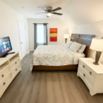 MRV73,  3-Bedroom Cottage, 2 blocks To The Beach! Free WIFI, Free Parking