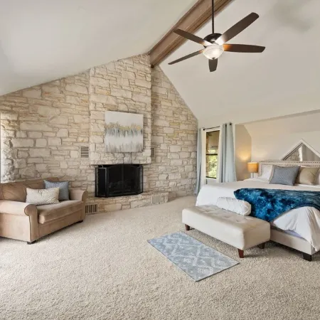 Lake Travis Oasis, Pool, Hot Tub, Lake Views, Near Marinas & Austin!