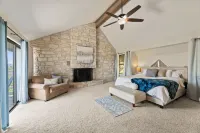 Lake Travis Oasis, Pool, Hot Tub, Lake Views, Near Marinas & Austin!