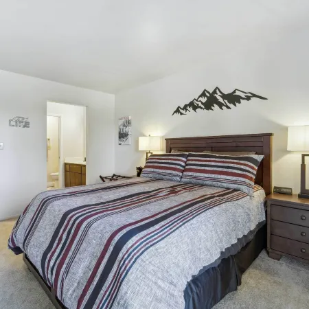 10 Mi to Palisades Tahoe! Condo with Game Room