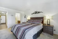 10 Mi to Palisades Tahoe! Condo w/ Game Room - Wifi
