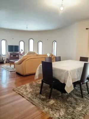 靠近埃斯波森德的甜美三臥室露台住宅