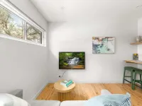 Modern 1-Bed Pad Minutes Away from Beach