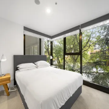 Chic Inner-City 2-Bed Abode with Pool, Gym & Sauna