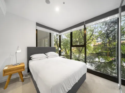 Chic Inner-City 2-Bed Abode with Pool, Gym & Sauna