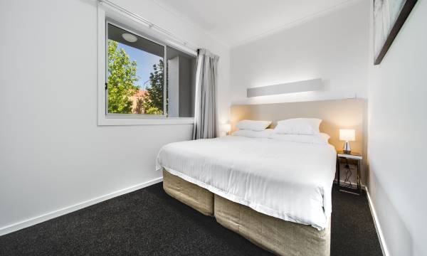 Spacious 2-Bed Conveniently by Lake Tuggeranong