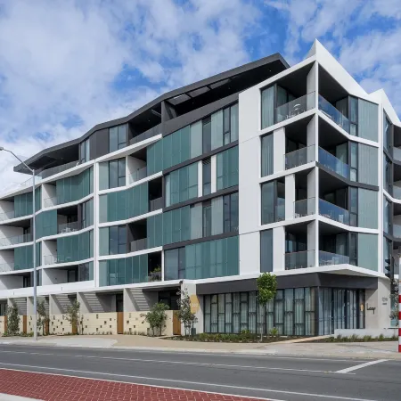 Chic Ground-floor Studio Near Local Cafes