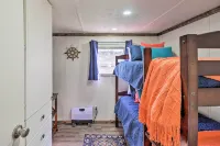 Cozy Lakeside Home w/ Lake & Mountain Views! - Homestays