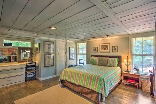 4 Mi to Dtwn! Fort Worth Cottage w/ Shared Pool - Country Houses