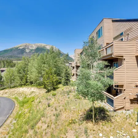 Stunning Mountain Views: Silverthorne Condo!