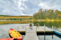 Great Barrington Lakeside Getaway w/ Kayak & Grill - موقف سيارات