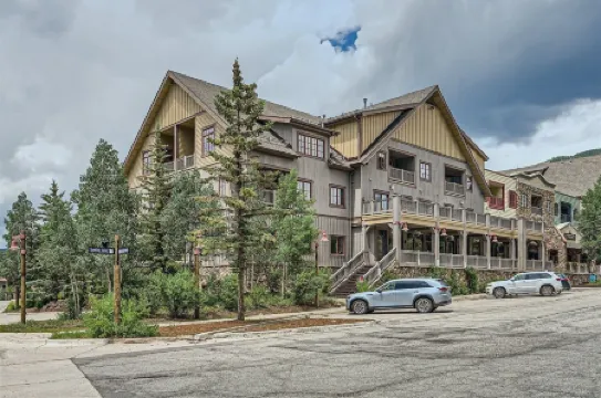 8594 Expedition Station 1 Bedroom Condo by RedAwning