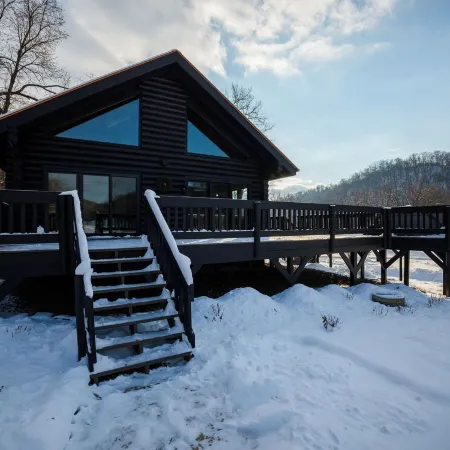 Driftless Escape – Secluded Luxury Lodge on Stream with Hot Tub