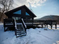 Driftless Escape – Secluded Luxury Lodge on Stream with Hot Tub