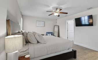 Modern 4BR Retreat Near Beach Heated Pool