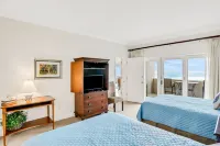 Beautiful Condo with Gorgeous Ocean Views from Balcony + Shared Pool & Free WiFi
