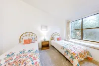 Two-Story Townhome with Fast WiFi & Pool - Steps from the Beach - 4 stjerner