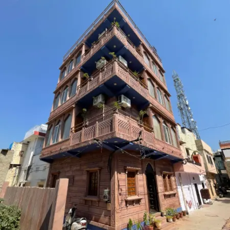 Hotel The Raj Heritage Jodhpur Отели рядом с достопримечательностью «Башня с часами Ghanta Ghar»