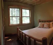 The Elk Run Lodge-close to town, hot tub, game table, Apple TV and fire pit.