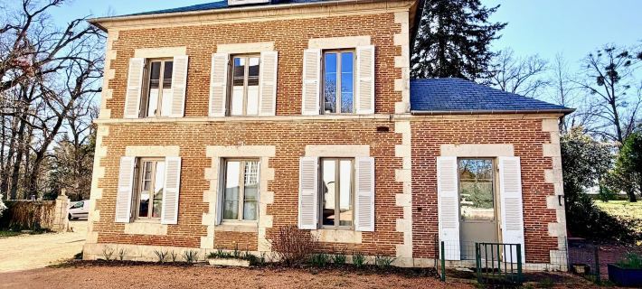 Gîte Vichy - 4 Chambres, Situé Dans le Parc du Château de Charmeil Ξενοδοχεία στην πόλη Allier
