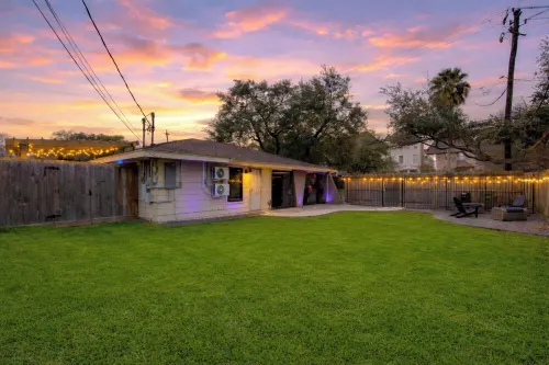 Charming 1-Bedroom Guest House Near NRG with a Level 2 Fast EV Charger