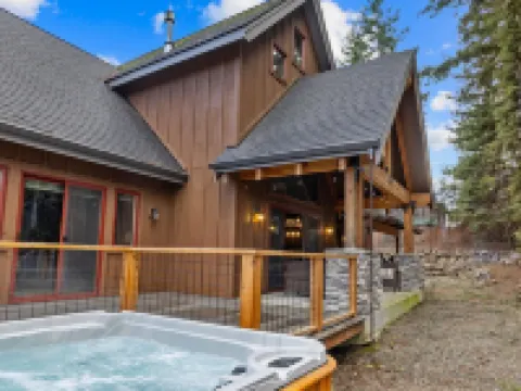 New Hot Tub - 3 Bedroom - 3.5 Bath - Bedrooms Have Private Bathrooms - Fire Pit Hotels in Ronald