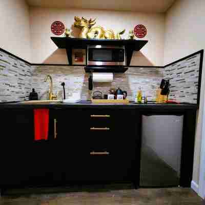 Asian Zen with Jacuzzi, Kitchenette, Near Victoria Sq Others