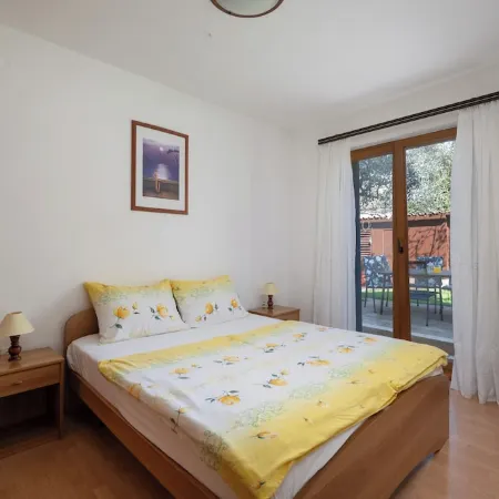 Air-conditioned apartment 250 m from the beach with private boat mooring