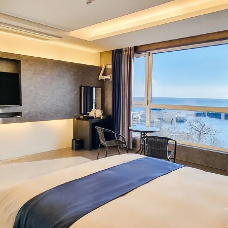 From H Elren Hotel Jeju Seogwipo Отели рядом с достопримечательностью «Храм Попхваса»
