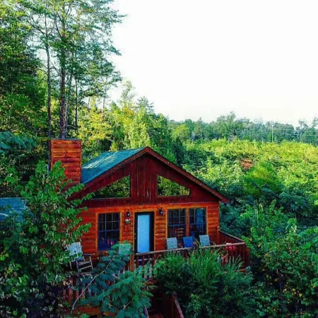 Secluded Cabin Near Smoky Mountains. Hot Tub! Honeymoon!