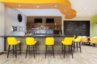 Wyndham Garden Edmonton Airport - bar